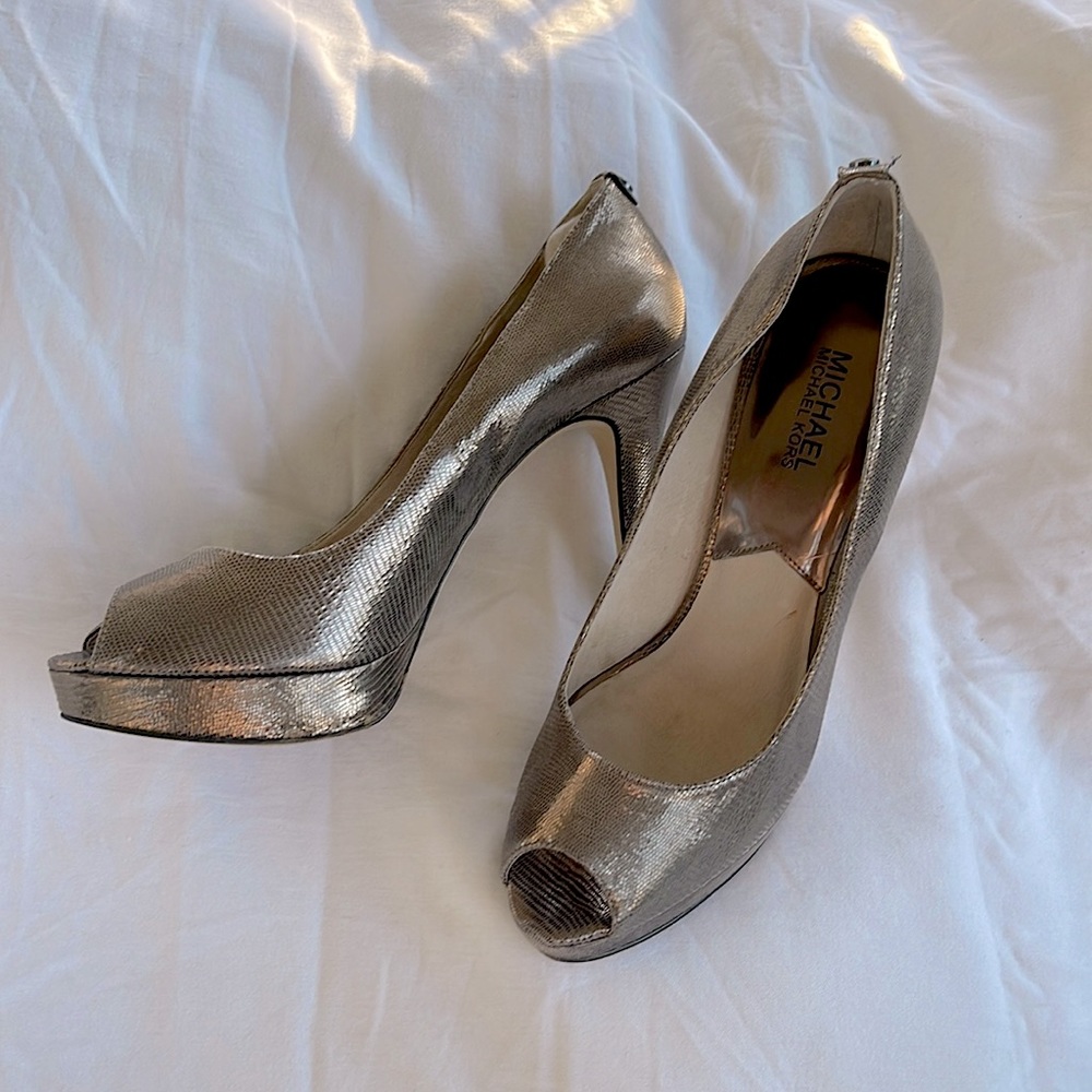 MICHAEL MICHEAL KORS Metallic Lizard Print Peep Toe Platform Pumps. Size 10
